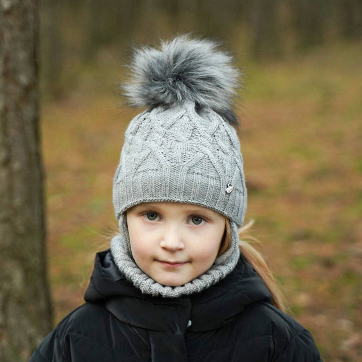 Зимний комплект для девочки: серая шапка и снуд с помпоном Елена