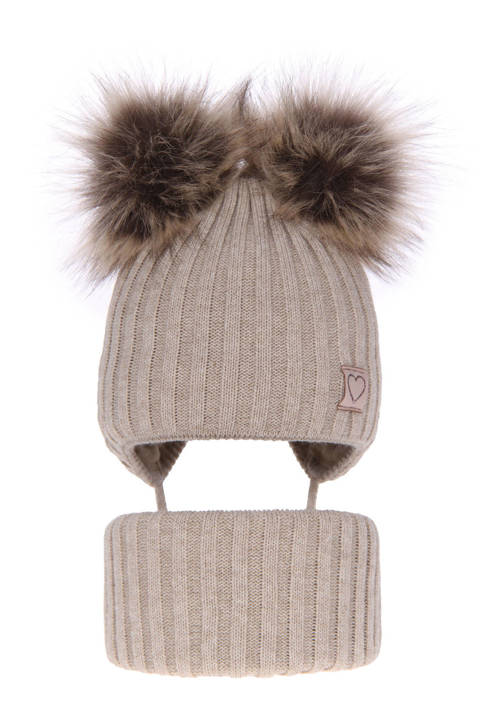 Зимний комплект для девочки: шапка с двумя помпонами и дымоход бежевого цвета Telisa